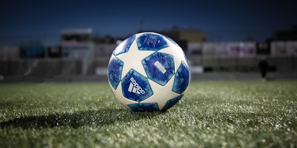 曼联队徽与球员庆祝胜利